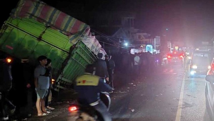 Truk Rem Blong di Padang Lua Agam, Kendaraan hingga Warung Jadi Korban Truk Rem Blong di Padang Lua Agam, Kendaraan hingga Warung Jadi Korban