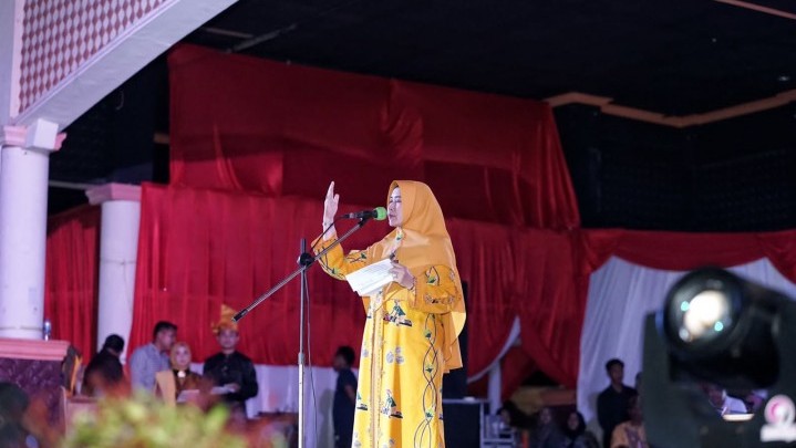 Puisi Nek Tepi Dolak Dibacakan Istri Bupati HM Wardan di Pesta Ragam Budaya