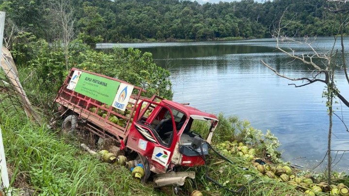 Truk Angkut Gas Terbalik di Bukit Daeng Batam