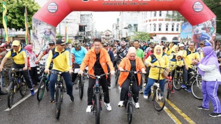 Fun Bike HUT ke-23 Rohil Bersama Bupati Afrizal Sintong Fun Bike HUT ke-23 Rohil Bersama Bupati Afrizal Sintong