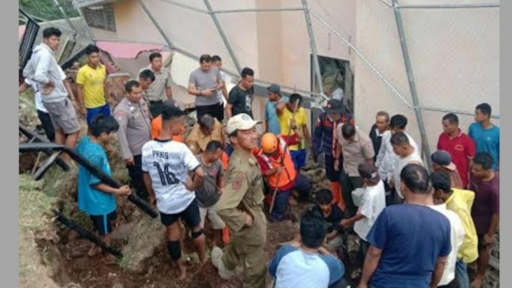 Pagar Lapangan Sepakbola Ambruk di Sumbar: 1 Pekerja Meninggal, 3 Luka-luka