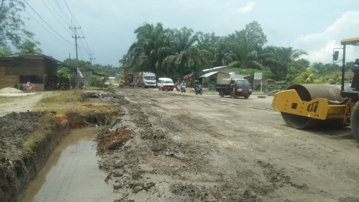Pemprov Riau Baru Tangani 167 Kilometer Jalan yang Rusak di Inhu dan Inhil Pemprov Riau Baru Tangani 167 Kilometer Jalan yang Rusak di Inhu dan Inhil