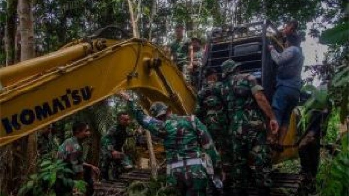 Alat Berat Excavator Perambah Suaka Margasatwa Giam Siak Kecil Diamankan Petugas Alat Berat Excavator Perambah Suaka Margasatwa Giam Siak Kecil Diamankan Petugas