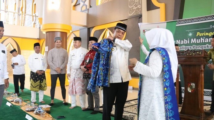 Pj Wali Kota Dikukuhkan sebagai Bapak BKMT Pekanbaru