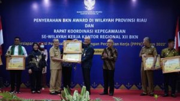 Pemprov Riau Dapat Penghargaan BKN Karena Dinilai Baik Dalam Mutasi Kepegawaian Pemprov Riau Dapat Penghargaan BKN Karena Dinilai Baik Dalam Mutasi Kepegawaian