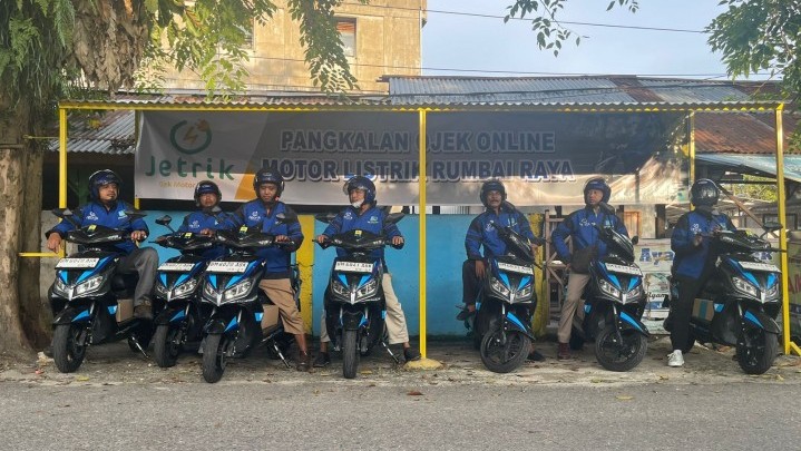 Pangkalan Ojek di Rumbai Pekanbaru Dapat Pinjaman 7 Unit Motor Listrik dari PLN