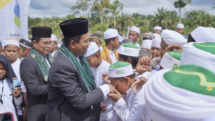 Wabup Rohil: Santri Berprinsip Menjaga Martabat Kemanusiaan Wabup Rohil: Santri Berprinsip Menjaga Martabat Kemanusiaan