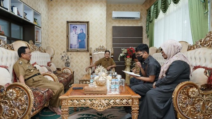 Bupati HM Wardan Ajak Masyarakat Beri Data Akurat di Regsosek 2022 Bupati HM Wardan Ajak Masyarakat Beri Data Akurat di Regsosek 2022