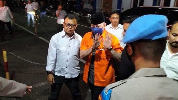 Ditahan di Rutan Polda Metro, Irjen Teddy Berbaju Tahanan dan Diborgol