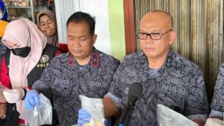 Industri Rumahan Cetak 300 Butir Ekstasi di Sail Pekanbaru Dibongkar BNN Industri Rumahan Cetak 300 Butir Ekstasi di Sail Pekanbaru Dibongkar BNN