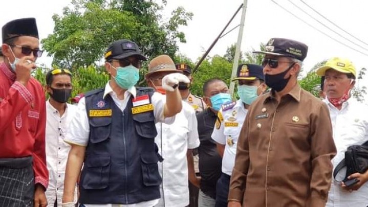 Gubri Tinjau Kegiatan Padat Karya yang Libatkan Warga Gubri Tinjau Kegiatan Padat Karya yang Libatkan Warga