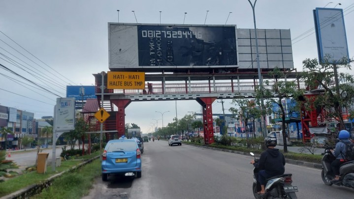 Pajang Gambar Pakaian Dalam, Iklan di JPO MTC Giant Jalan HR Subrantas Pekanbaru Dicopot Pajang Gambar Pakaian Dalam, Iklan di JPO MTC Giant Jalan HR Subrantas Pekanbaru Dicopot
