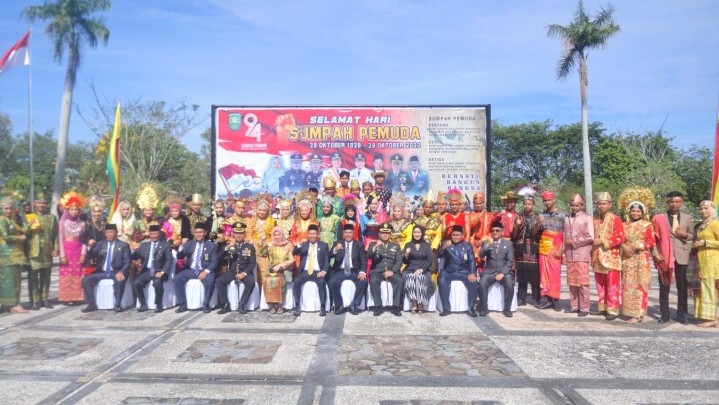 Pemkab Beri Penghargaan pada 13 Putra Putri Siak Berprestasi Pemkab Beri Penghargaan pada 13 Putra Putri Siak Berprestasi