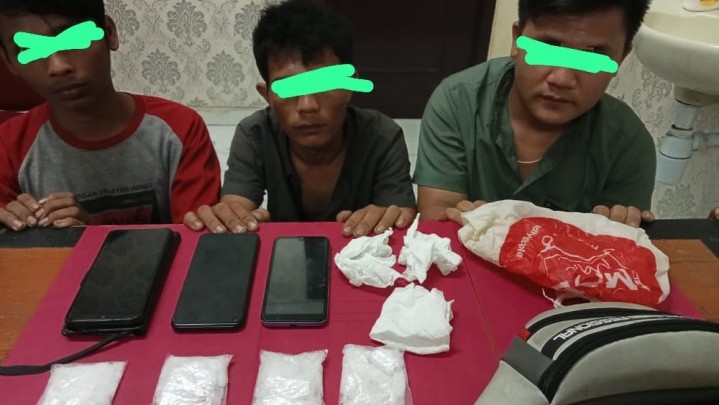 Bawa Sabu Hampir 1 Kilogram ke Wisma, Tiga Laki-laki Digelandang Polres Siak Bawa Sabu Hampir 1 Kilogram ke Wisma, Tiga Laki-laki Digelandang Polres Siak