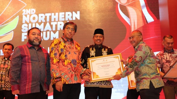 Bupati Siak dan UMKM Batik Dayun Terima Penghargaan dari SKK Migas