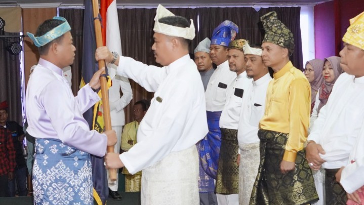 Kepemimpinan IKA-Rohil Kota Batam Dipercayakan pada Hendrijon Kepemimpinan IKA-Rohil Kota Batam Dipercayakan pada Hendrijon