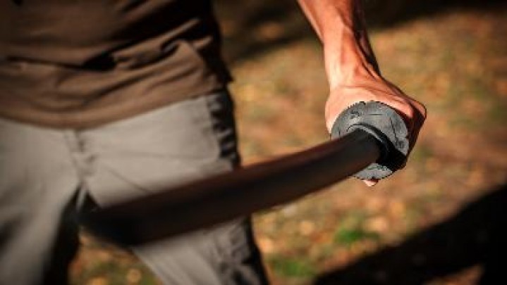Pria Paruh Baya di Kijang Kota Bacok Warga di Tengah Jalan Pria Paruh Baya di Kijang Kota Bacok Warga di Tengah Jalan