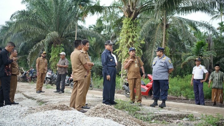 HM Wardan Tinjau Perbaikan Jalan 'Retak Seribu' di Gaung HM Wardan Tinjau Perbaikan Jalan 'Retak Seribu' di Gaung