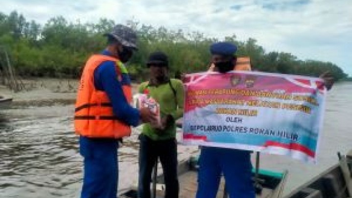 Polres Salurkan Bansos di Wilayah Pesisir Rohil yang Sulit Diakses Polres Salurkan Bansos di Wilayah Pesisir Rohil yang Sulit Diakses