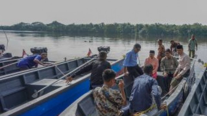 Pemprov Riau Salurkan Bantuan Kapal untuk Nelayan Okura Pemprov Riau Salurkan Bantuan Kapal untuk Nelayan Okura