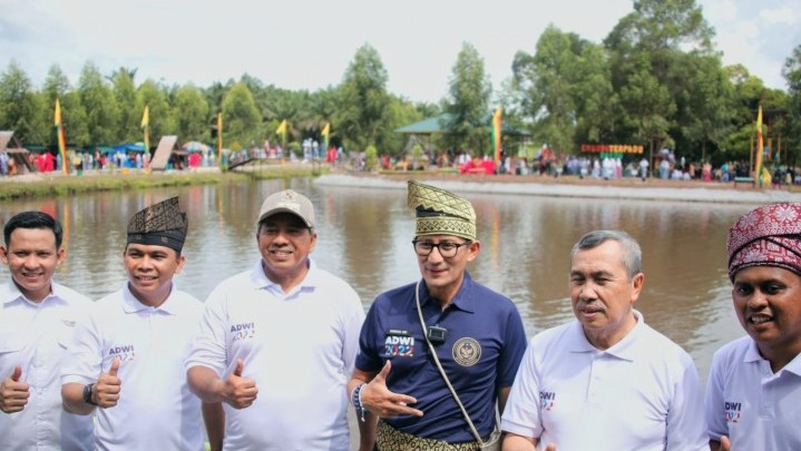 Gubri Minta Desa Lain Tiru Prestasi Kampung Dayun Juara 1 ADWI Gubri Minta Desa Lain Tiru Prestasi Kampung Dayun Juara 1 ADWI