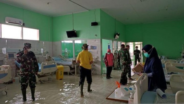 Banjir Rendam RSUD, Puluhan Pasien Dievakuasi Banjir Rendam RSUD, Puluhan Pasien Dievakuasi