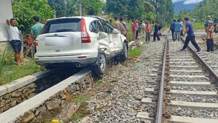 Pagi Tadi Kereta Api dan Minibus di Padang Tabrakan Pagi Tadi Kereta Api dan Minibus di Padang Tabrakan