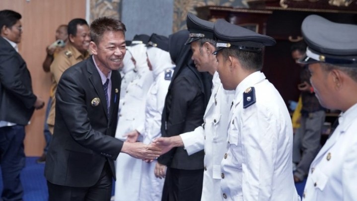 Enam Kepenghuluan di Rohil Dijabat PJs, Bupati Afrizal Tetap Minta Beri Kinerja Terbaik Enam Kepenghuluan di Rohil Dijabat PJs, Bupati Afrizal Tetap Minta Beri Kinerja Terbaik