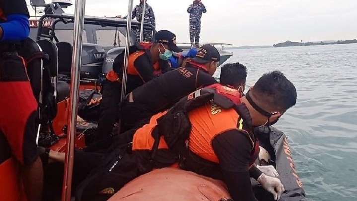 Kembali Ditemukan Mayat Korban Kapal Tenggelam di Perairan Kabil Batam Kembali Ditemukan Mayat Korban Kapal Tenggelam di Perairan Kabil Batam