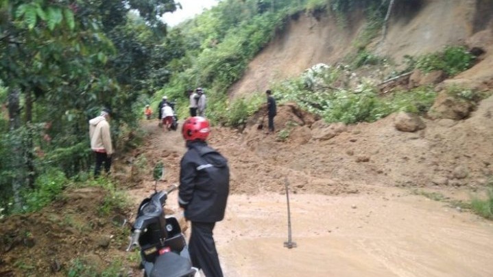 Longsor di Malalak Agam, Akses Jalan Tertimbun Longsor di Malalak Agam, Akses Jalan Tertimbun