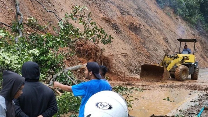 Jalur Padang-Solok Sempat Putus Total Gegara Longsor Jalur Padang-Solok Sempat Putus Total Gegara Longsor