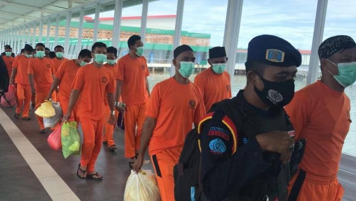 Seperti Ini Penampakan Pemindahan Belasan Napi dari Rutan Tanjungpinang Seperti Ini Penampakan Pemindahan Belasan Napi dari Rutan Tanjungpinang