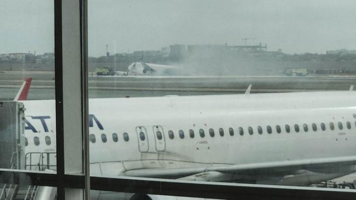 Pesawat Tabrak Truk Pemadam Kebakaran, 2 Orang Tewas Pesawat Tabrak Truk Pemadam Kebakaran, 2 Orang Tewas