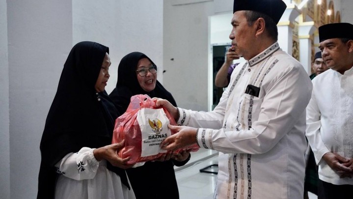 GSSB Riau, Gubri Syamsuar Salurkan Ratusan Paket Sembako GSSB Riau, Gubri Syamsuar Salurkan Ratusan Paket Sembako