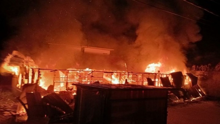 Dini Hari Tadi Rumah Petak yang Dihuni Puluhan Orang di Kota Padang Terbakar Dini Hari Tadi Rumah Petak yang Dihuni Puluhan Orang di Kota Padang Terbakar