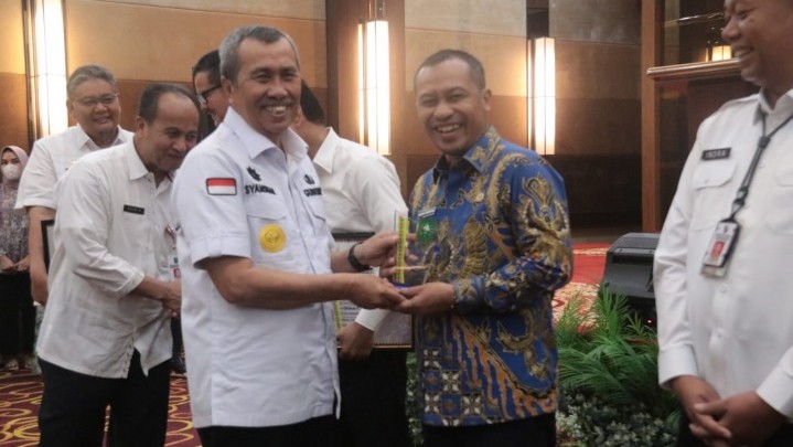 Pemkab Bengkalis Raih Penghargaan Riau Investment Award Pemkab Bengkalis Raih Penghargaan Riau Investment Award
