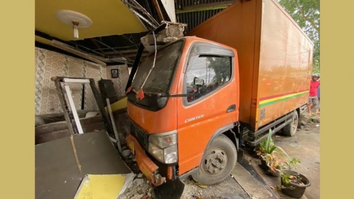Satu Orang Meninggal Dunia Usai Truk Colt Diesel di Limapuluh Tabrak Rumah Satu Orang Meninggal Dunia Usai Truk Colt Diesel di Limapuluh Tabrak Rumah