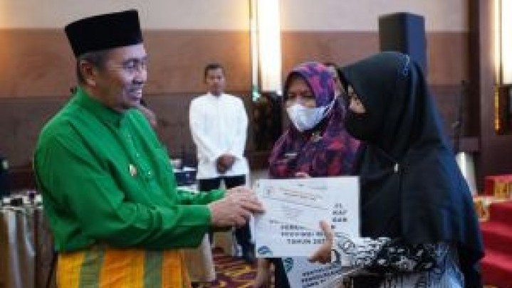Wakaf Uang Pemprov Riau Sebagin Diserahkan pada Madrasah Wakaf Uang Pemprov Riau Sebagin Diserahkan pada Madrasah