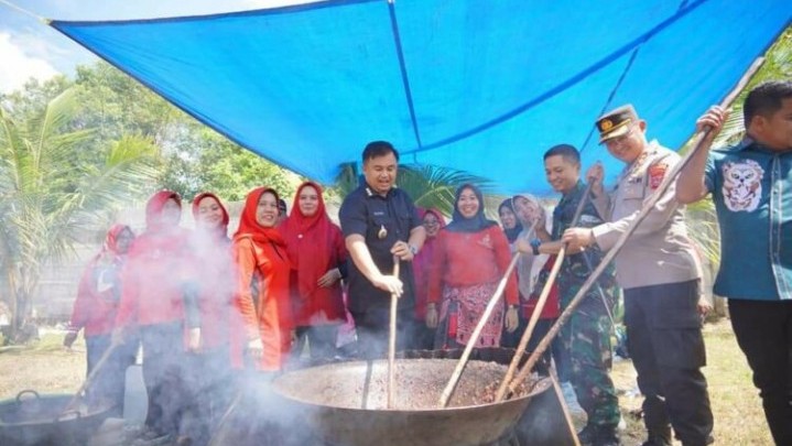 Bantu Korban Gempa Cianjur, Warga Dharmasraya Masak 1,5 Ton Rendang