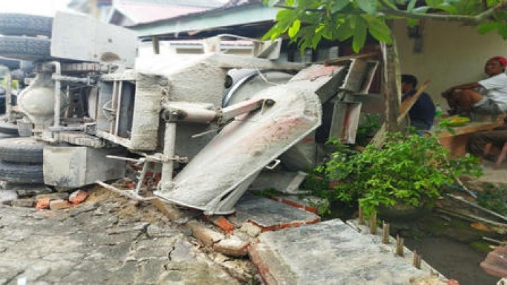 Pagar Rumah Warga di Tanjungpinang Ditimpa Truk Molen Pagar Rumah Warga di Tanjungpinang Ditimpa Truk Molen