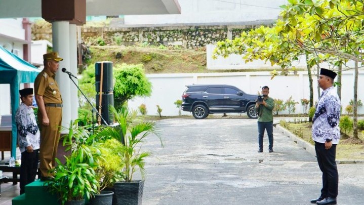 Peringatan HGN 2022, Pj Bupati Kamsol Serahkan Hadiah Pemenang Lomba