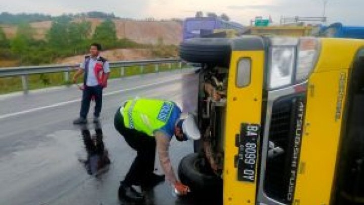 Lagi Kecelakan di Tol Pekanbaru-Dumai, Truk Ditabrak Minibus
