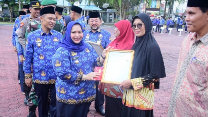 9 PNS Pemkab Bengkalis Dapat Satya Lencana Setelah Mengabdi 30 Tahun 9 PNS Pemkab Bengkalis Dapat Satya Lencana Setelah Mengabdi 30 Tahun