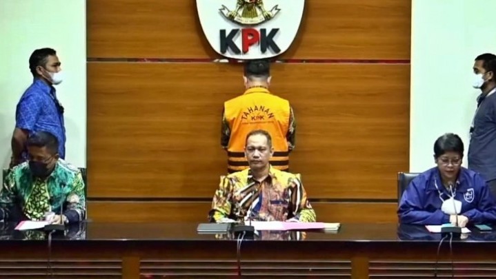 Eks Kepala BPN Riau M. Syahrir Resmi Ditahan KPK Eks Kepala BPN Riau M. Syahrir Resmi Ditahan KPK