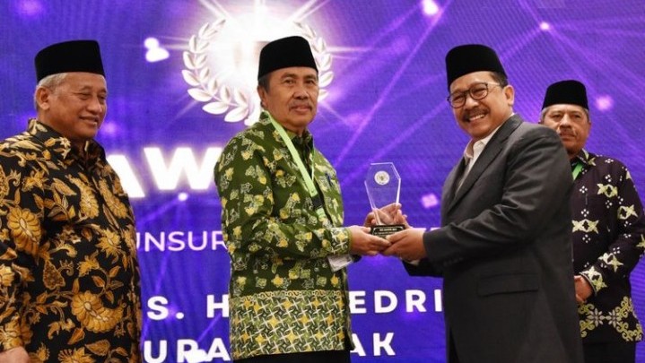 Selamat, Gubri Syamsuar Dianugerahi Sebagai Tokoh Wakaf Nasional Unsur Kepala Daerah