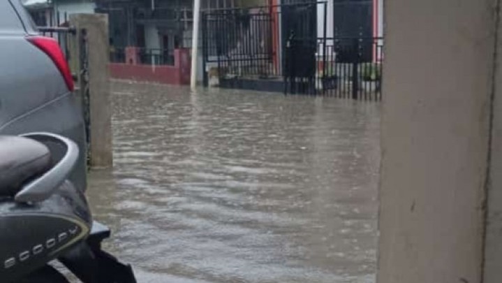 Intensitas Tinggi dan Ukuran Parit Kecil Akibatkan Rumah Warga Rumbai Terendam Banjir Intensitas Tinggi dan Ukuran Parit Kecil Akibatkan Rumah Warga Rumbai Terendam Banjir