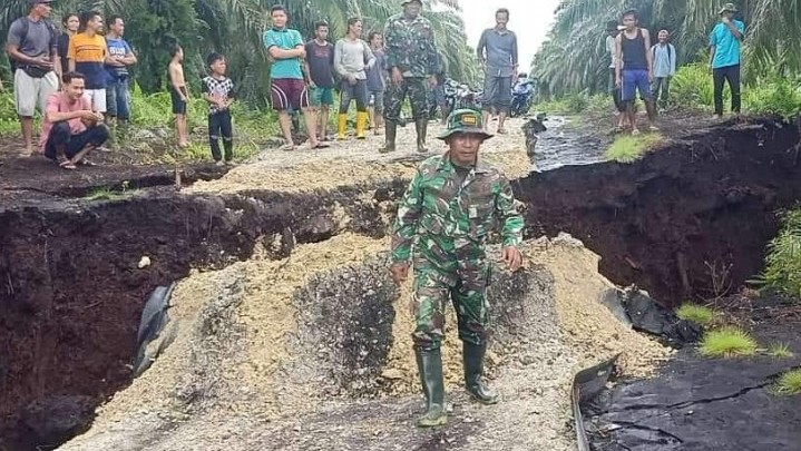Jalan di Bengkalis Amblas Akibat Abrasi Jalan di Bengkalis Amblas Akibat Abrasi