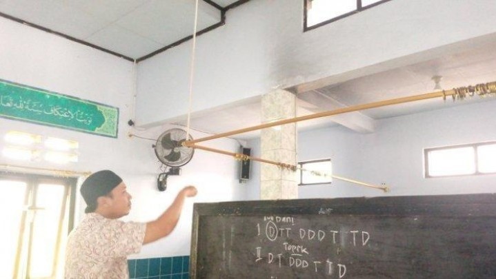 Tirai Pembatas Pria Wanita Masjid Dibakar, Pelaku Buron Tirai Pembatas Pria Wanita Masjid Dibakar, Pelaku Buron