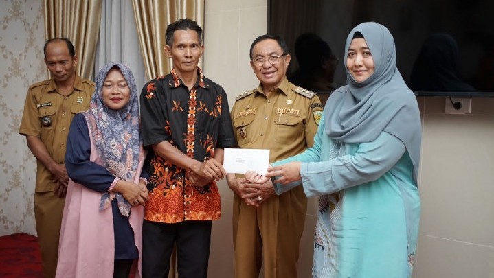 Korban Abrasi di Inhil Dapat Bantuan Puluhan Juta Rupiah dari Konsulat Malaysia