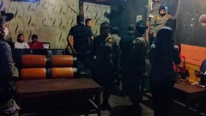 Di Kawasan Jalur By Pass, Satpol PP Padang Amankan Dua Pemandu Karaoke Di Kawasan Jalur By Pass, Satpol PP Padang Amankan Dua Pemandu Karaoke